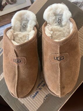 UGG Chestnut Suede Shearling Slip-On Slippers with Cream Lining sz7